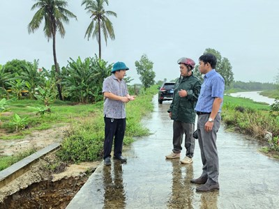 Khánh Hòa: Bí thư xã Phước Hậu kiểm tra điểm xung yếu, chỉ đạo ứng phó lũ quét