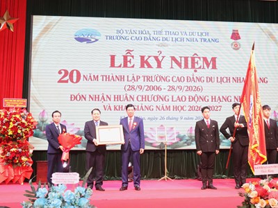 Trường CĐDL Nha Trang đón nhận Huân chương Lao động hạng Nhất