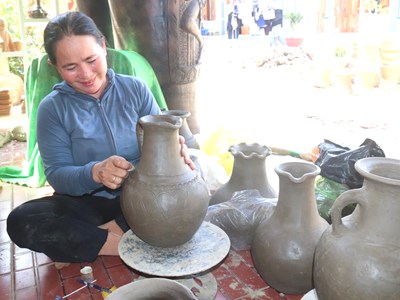 Du khách chạm tay vào di sản gốm Chăm Bàu Trúc 