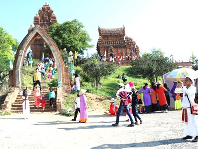 Rộn ràng tiếng kèn Saranai về trên bản làng Chăm
