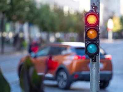 Quay đầu xe khi đèn đỏ 2025: Những mức phạt tài xế cần biết