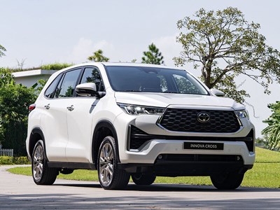 Innova Cross 10.2025: Giá mới hấp dẫn, thiết kế lai SUV đầy ấn tượng