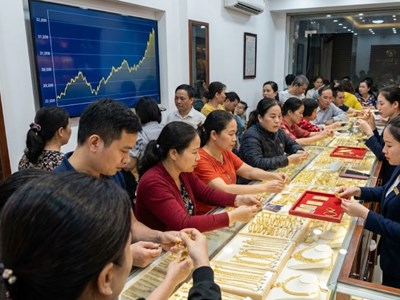Giá vàng hôm nay 8.12: SJC neo cao, vàng thế giới giảm nhẹ