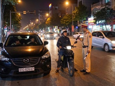 Xe máy, ô tô quên bật đèn ban đêm bị phạt bao nhiêu?