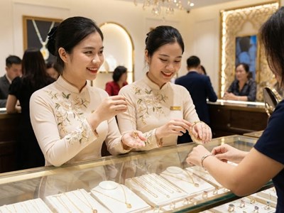 Giá vàng hôm nay 18.12: Vàng SJC giữ đỉnh, thị trường chững lại