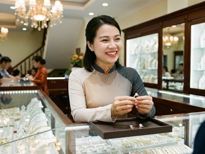 Giá vàng hôm nay 19.12: SJC quanh 156 triệu đồng/lượng