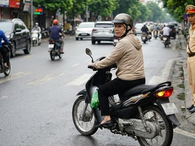 Bật xi nhan bao xa trước khi rẽ là đúng luật?