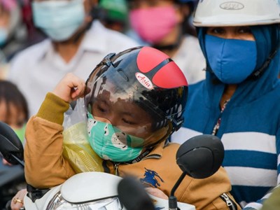 Trẻ em ngồi trước xe máy có bị phạt không?