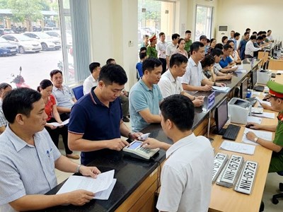 Lệ phí đăng ký ô tô tại Hà Nội và TP.HCM sắp giảm mạnh?