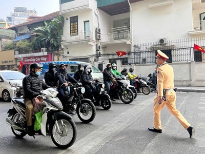 Dừng xe khi đèn xanh sắp hết: Đúng hay sai theo luật mới?