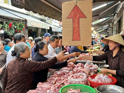Giá heo hơi hôm nay 24.12 tăng mạnh, áp sát mốc 70.000 đồng/kg