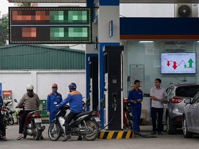 Giá xăng dầu hôm nay 24.12: Trong nước ổn định, thế giới giữ giá cao