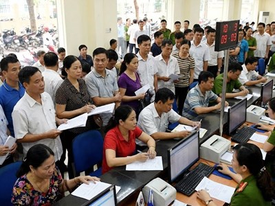 Bằng lái ô tô hết hạn 1 ngày có phải thi lại không?