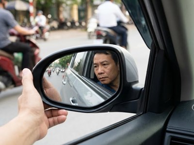 Chỉnh gương chiếu hậu đúng cách để tránh điểm mù nguy hiểm
