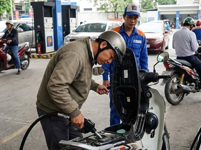 Lỡ đổ nhầm nhiên liệu, tài xế cần làm gì để tránh hỏng xe?