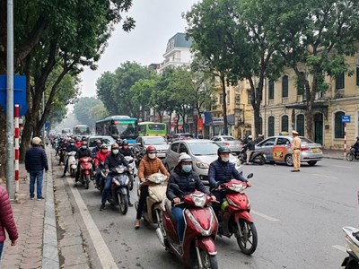 Giao thông Hà Nội sáng 30.12: Kim Mã – Núi Trúc ùn tắc do va chạm