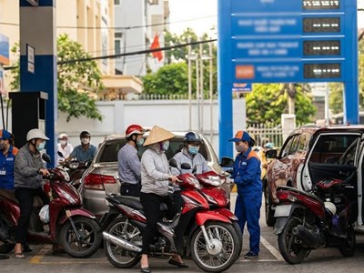 Giá xăng dầu hôm nay 31.12: Trong nước giảm mạnh, quốc tế hạ nhiệt