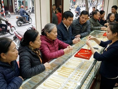 Giá vàng hôm nay 3.1: Vì sao vàng trong nước chưa tăng theo thế giới?