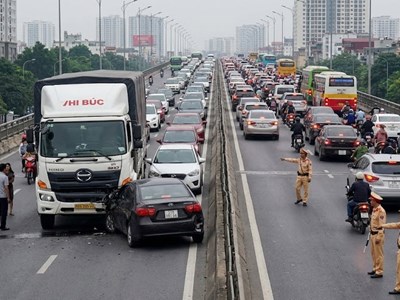 Giờ cao điểm sáng 5.1: Nhiều tuyến đường Hà Nội ùn ứ kéo dài