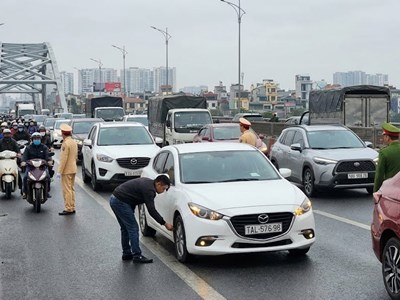 Giao thông Hà Nội sáng 14.1: Xe nổ lốp giữa cầu Thanh Trì