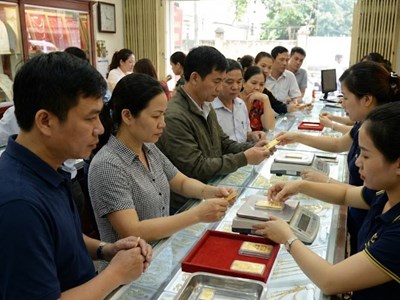 Giá vàng hôm nay 26.1: Vàng miếng neo cao, nhà đầu tư thận trọng