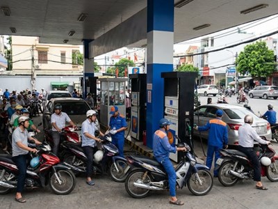 Giá xăng dầu hôm nay 26.1: Dầu thế giới leo thang