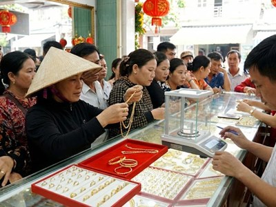 Giá vàng hôm nay 24.2: Thế giới lập đỉnh mới, dự báo trong nước tăng