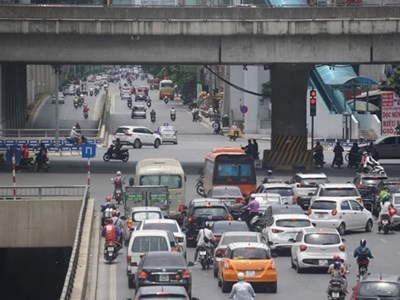 Giao thông Hà Nội sáng 26.3: Hầm chui Đại lộ Thăng Long bắt đầu ùn chậm