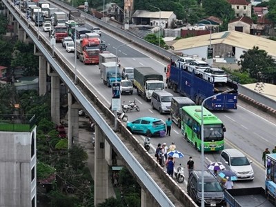 Giao thông Hà Nội sáng 10.4: Cầu Thăng Long ùn tắc hai chiều