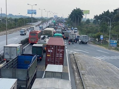 Giao thông Hà Nội sáng 11.4: Quốc lộ 5 ùn dài hướng Hải Phòng