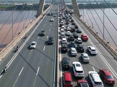 Giao thông Hà Nội sáng 16.4: Nhiều sự cố bất thường