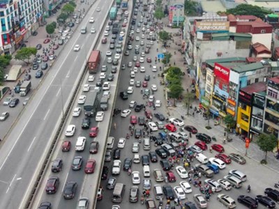 Giao thông Hà Nội sáng 17.4: Vành đai 3 xuất hiện vật cản nguy hiểm