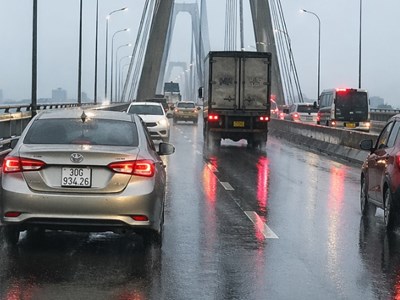 Giao thông Hà Nội sáng 28.4: Cao tốc ùn dài do tai nạn, nhiều điểm nội đô di chuyển chậm