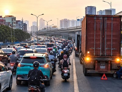 Giao thông Hà Nội sáng 13.8: Vành đai 3 có xe container gặp sự cố