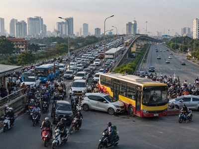 Giao thông Hà Nội sáng 18.8: Cầu Thăng Long ùn tắc, Hai Bà Trưng có va chạm
