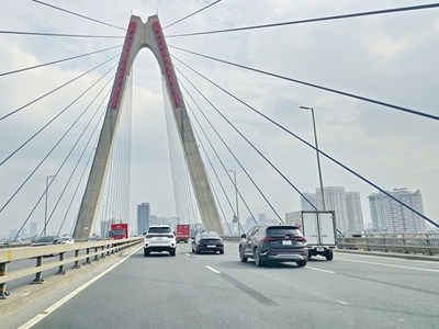 Giao thông Hà Nội sáng 19.8: Nắp hố ga sụt lún trên đường Trần Duy Hưng