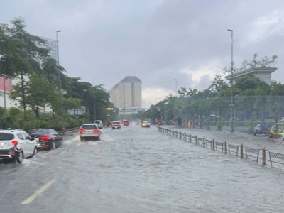 Giao thông Hà Nội sáng 15.9: Võ Chí Công, Núi Trúc ngập, Vành đai 2 ùn kéo dài