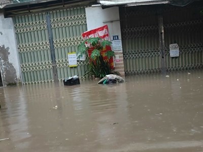 Giao thông Hà Nội sáng 16.9: Tứ Liên ngập sâu khoảng 1 m, Vành đai 3 ùn kéo dài