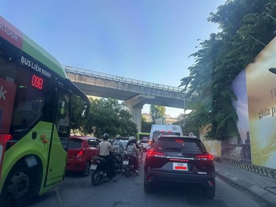 Giao thông Hà Nội sáng 30.9: Cầu Giấy ùn dài, 4 xe va chạm gần Bệnh viện 108