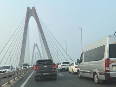 Giao thông Hà Nội sáng 15.10: Cầu Nhật Tân ùn sau va chạm