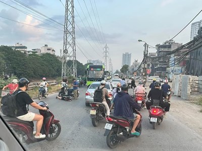 Giao thông Hà Nội sáng 22.10: Âu Cơ ùn tại công trường cầu Tứ Liên