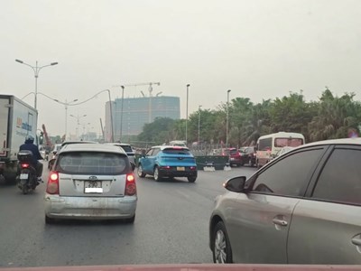 Giao thông Hà Nội sáng 26.10: Xe tải va container trên Đại lộ Thăng Long
