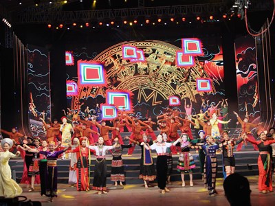 Xúc động chương trình nghệ thuật “Bản hùng ca vang mãi”