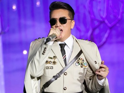 Ca sĩ Đàm Vĩnh Hưng đeo huy hiệu "lạ" không phù hợp giá trị văn hóa Việt Nam