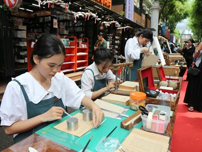 Trình diễn nghệ thuật đóng sách