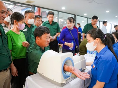 Hơn 1.000 người dân được tầm soát bệnh lý tim mạch và bệnh thận mạn miễn phí