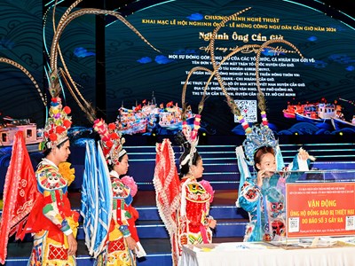 Lễ hội truyền thống của ngư dân miền biển cầu cho mưa thuận gió hòa