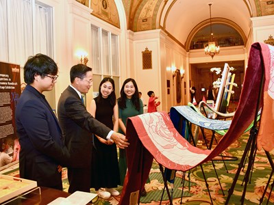 Triển lãm sản phẩm làng nghề Việt kết hợp hội họa Xèo Chu tại Canada