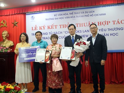 Trường ĐH Văn hóa TP.HCM tiếp nhận Tủ sách “Lan tỏa yêu thương” 