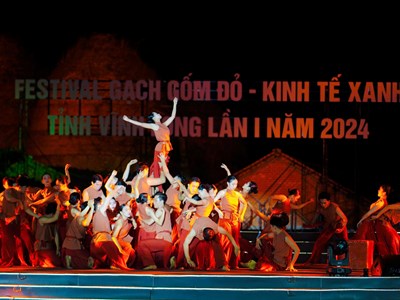 Ấn tượng chương trình nghệ thuật với 200 diễn viên tại Festival Gạch gốm đỏ-Kinh tế xanh 2024